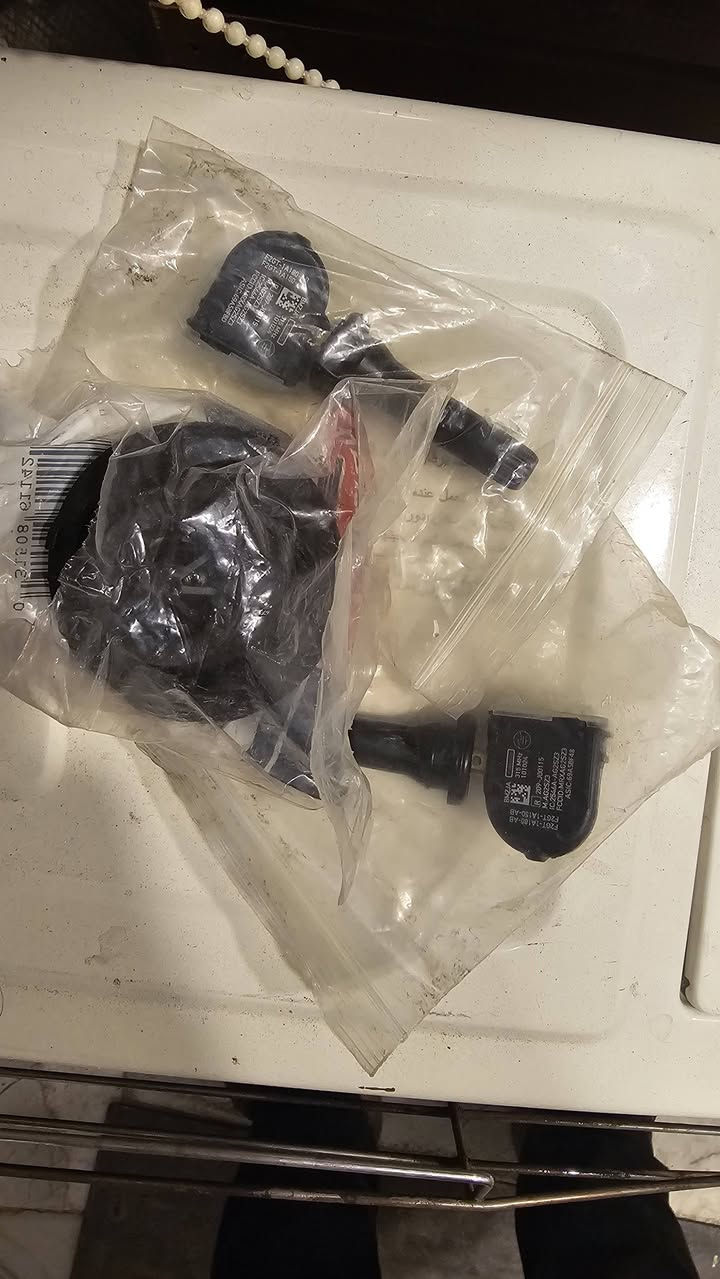 السلام عليكم
حساس تاير عدد ٢ فورد فيوجن سعر الواحد ٢٥ الف جديد ممستعمل
قبغ دبه اصلي ممستعمل سعره ١٠ الف 
درع اسفل المحرك سعره ١٥ الف 
وعندي دبة مي يحتاجلها قبغ الي يحتاجها يجي ياخذها بلاش 

*********** للاتصال
