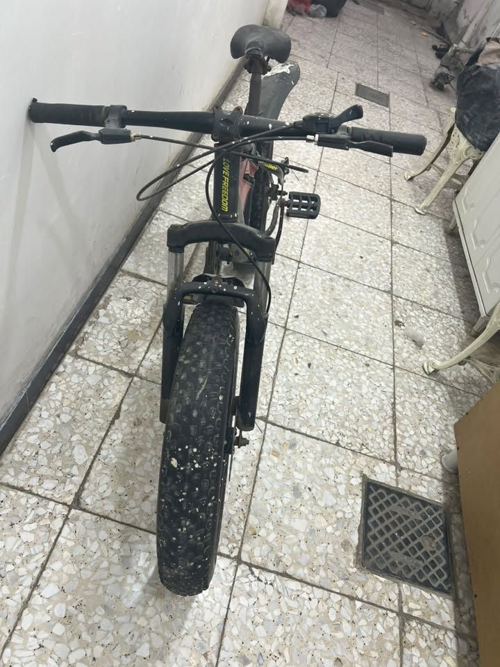 دراجه هوائيه كلش مرتبه وكلش نضيفه بس يحتاجلها ترتيب وتنضيف  اسمها فات بايك  السعر 125وبيها مجال للطيبين   للتواصل***********
