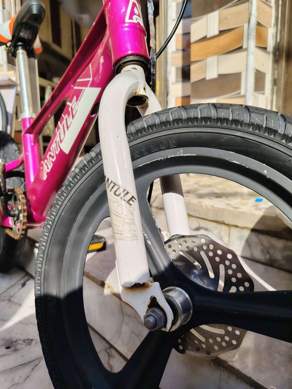 السلام عليكم باسكل حجم ١٦  للبيع الباسكل الالمنيوم نضيف  الشركة ANTULE بوربرينات  مو صجم بركات دسك ويل كب كلشي موضح بلصور سعر ٧٥ الف مكان بابل حله 
رقم الهاتف ***********
