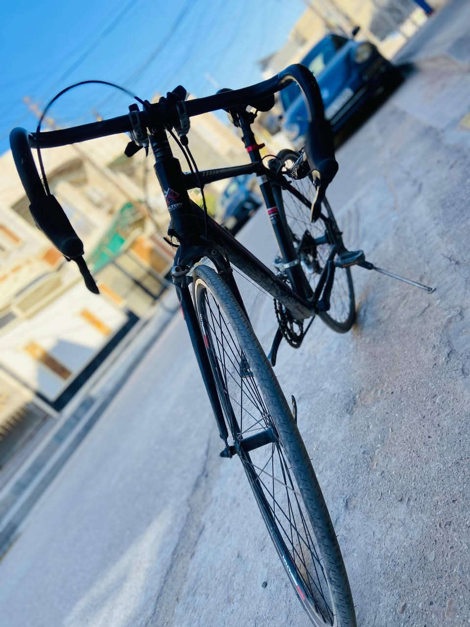 السلام عليكم بايسكل نضيف جديد كلشي كامل ما عده البريك وايره موجود بس تربطه 7كير هوائي ومال سباق زائد حالته نضيفه وبي ضمان وغراضه جديده واصليه السعر:100وبي مجال للطيبين وللشرايه الرقم ***********بي واتساب
