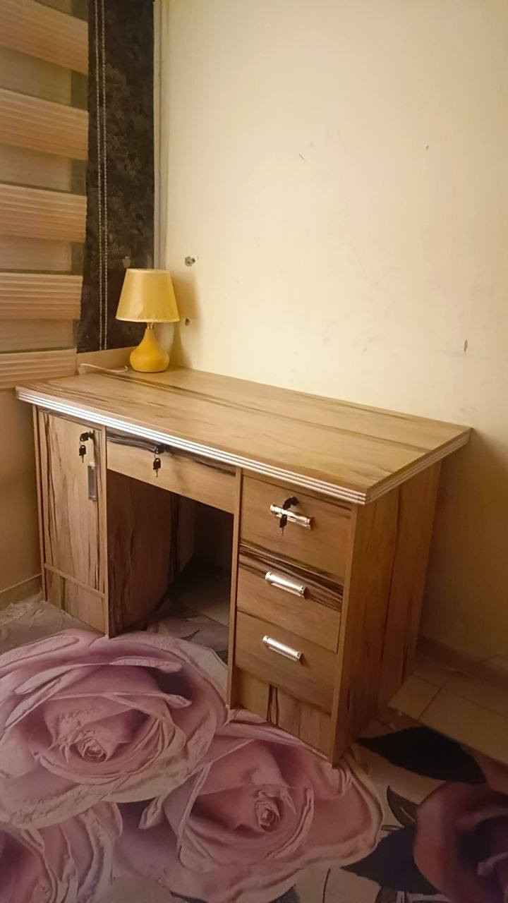 ميز مكتبي للبيع
للتواصل ***********
