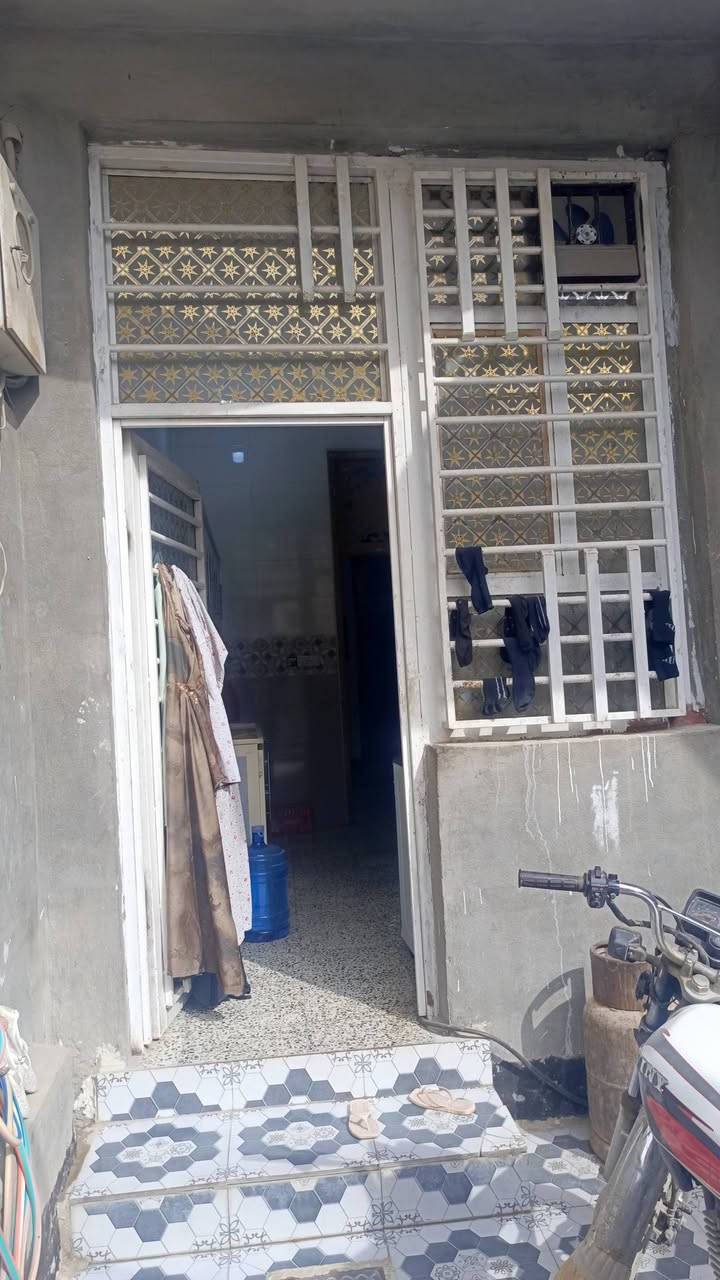سلام عليكم بيت للبيع مساحه 100م طابو زراعي سند 25 شارع عرض 10متر تبليط يحتوي(على: غرف ع2+ صاله+كليدور+حمامات خارج وداخل) النواقص ستاره وبيتونه طابق ثالث ومحجر ) الموقع مقابيل المدهش تقسيم الجديد حسين مارينا لاستفسار *********** ومتوفره كافت الخدمات ماء كهرباء مدارس  متوفر واتساب  للاستفسار الاتصال على الرقم الموجود السعر خاص
