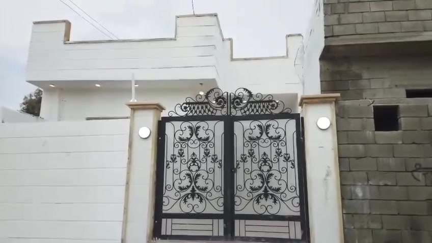 بيت للبيع يرهم بل اقصاد القوسيات حي الإيمان مساحه ( 150 ) متر واجها (7)ونص عمق (20) غرفتين نوم و هول و مطبخ و ستقبال و صحيات و قريب عل تبليط السعر (52 ) وبي مجال شي قليل الاستفسار (***********) 

‭0776 946 9309‬
