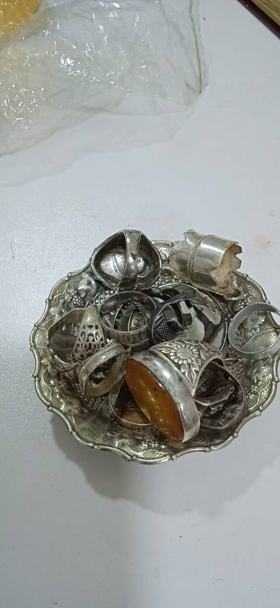 عندي هاي الفضه ما اعرف شكد وزنهه كل الفضه ٩٢٥ وبيه فضه ١٠٠٠ البصره ماعندي توصيل 
مشروط تاخذه من بيتي مو فضه ترجعه وتاخذ فلوس التكسي


**إذا كنت صاحب هذا الإعلان وتريد حذفه لأي سبب، رجاءا أرسل رسالة إلى الدعم الفني**