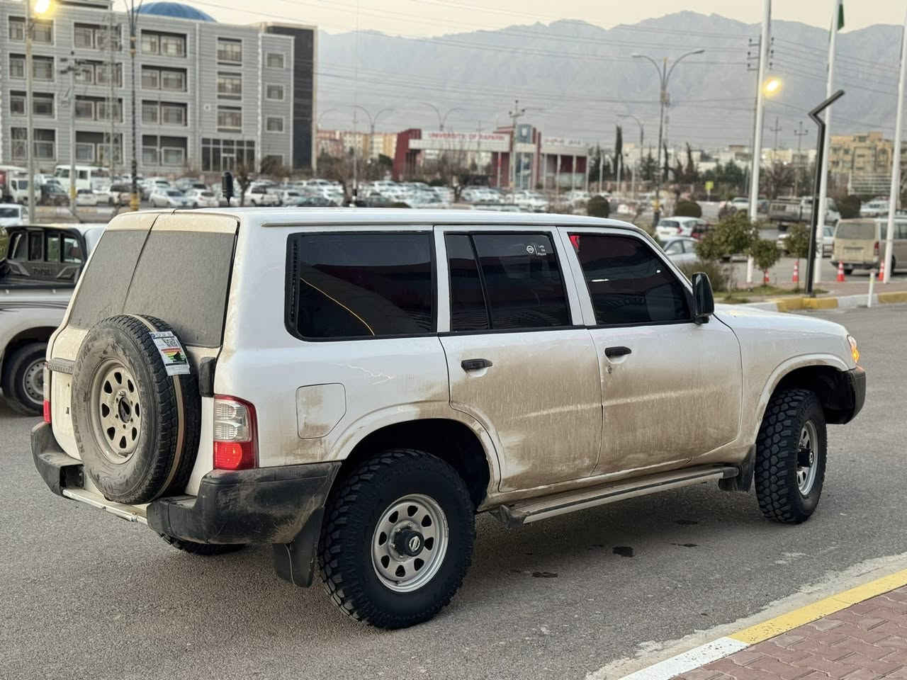 سەرەتا سلاو لە هەموو هاورییان  
نیسان پاترۆل مۆدیل ٢٠٠١ کوێر
سەیارەکەبئ رەقەمە   بەشەرتی مالی مەدەنی  
سئ چوار پارچەی سبوغ نیە   من سەقڤوحیزام بە شەرت ئەدەم
دوحموولیدراو بە شەرت  
چوارتایەو  ویلی  MMلۆکی لەژیرە 
سەیارەکە کامل توند کراوەتەوە 
لەقوەتی خۆی بئ زارە
گێرومەکینەو ئەکسلوودەبل ئەکسل بە شەرت 
کلاجوحەینەی لۆکی لەژێرە 
نمونەیە لە جوانی سەیارەکە 
بۆمەسروڤ مەگەرئ 
تکایە ئەگەر موشتەری نیت نامە مە نیرە 
شوین   رانیە 
***********/wats app
