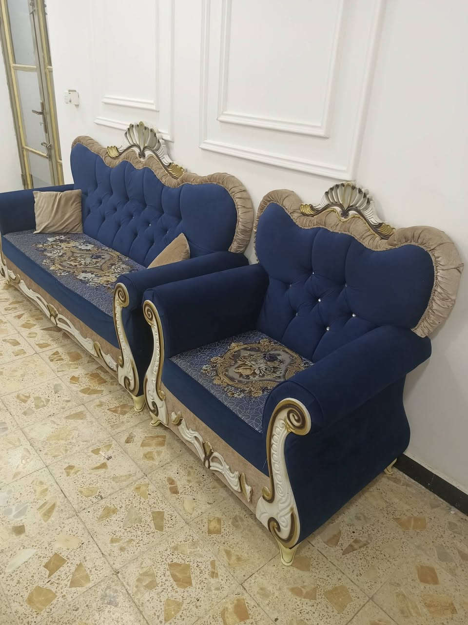 السلام عليكم
طخم للبيع نظيف 
خمس قطع 
السعر 450
حي الحسين القديم 
***********
