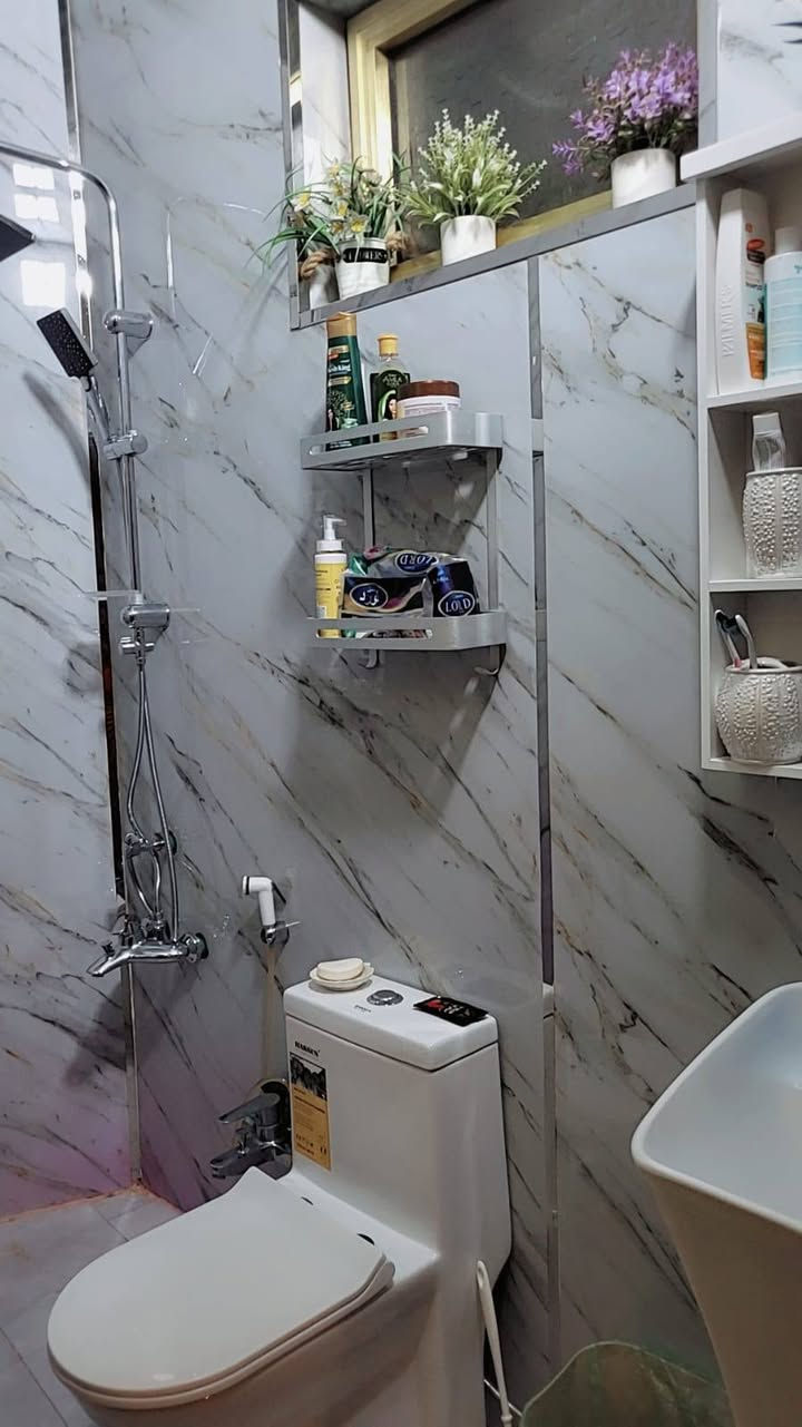 السلام عليكم دار للبيع ملك صرف طابو المساحه ٧٧ واجهه٥
غرفتين نوم بالطابق العلوي مع حمام 
الطابق الأرضي صاله وغرفة خطار 
مطبخ مفتوح هدية مع البيت
حمام
سبالت عدد 3 هديه مع البيت 
مع برانكيتات هديه 
عنوان الدار / شارع المغرب /فرع صيدلية بيت الدواء 
سعر البيت 435قفل 
رقم الهاتف ***********
