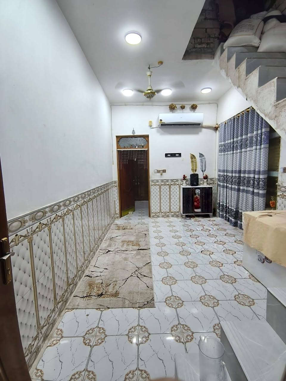 بيت للبيع 100 متر بلنداء منطقه 84 قرب مجمع ألاميرات السعر 73
***********
