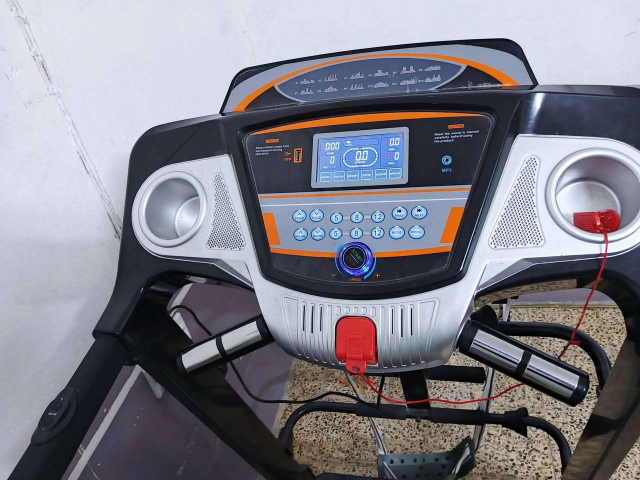 جهاز جري مستعمل قليل اخو الجديد نوع سبوت الجبلي 👍
المواصفات
ملف الماطور نحاس %100
يتحمل وزن اكثر من 150كغم 
متعدد للسرعات 
ملحق برجاج لتكسير شحوم البطن والارداف
دبلات + نوابض صحية لامتصاص الصدمات اثناءالتمرين
يحتوي على شاشة LD
قياس نبضات القلب ❤
قياس الوقت 
قياس السرعة 
قياس المسافة المقطوعة
قياس السعرات الحرارية المحروقة
ملحق بسماعات تعمل على الفلاش والاواكس mp3 
يحتوي على دامبلز عدد 2 اثقال يدوية
السعر 350 ألف  للاستفسار الاتصال على الرقم ***********
