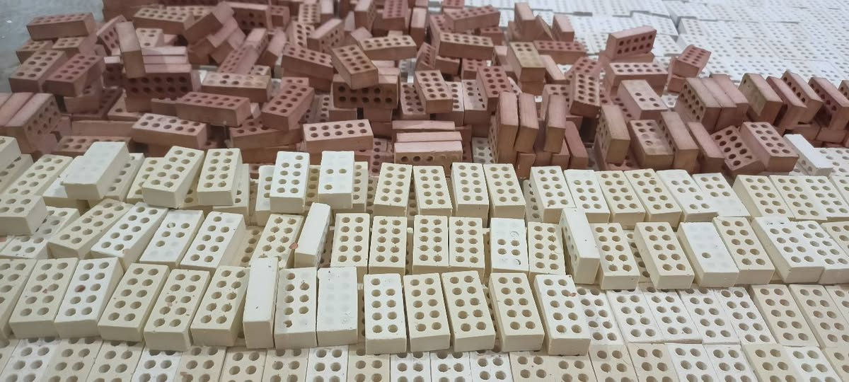 متوفر طابوق احمر واصفر 10 ثقوب  
قياس 4 سنتمتر 
مصنوع من الحجر 
متوفر لونين احمر +اصفر رملي ( بيجي)
سعر قطعة ب50 دينار 
كيس 100 قطعة ب5 الف 
للاستفسار *********** واتساب او مراسلة الصفحة 
يوجد توصيل لجميع مناطق العراق 
3 بصرة 5 محافظات
