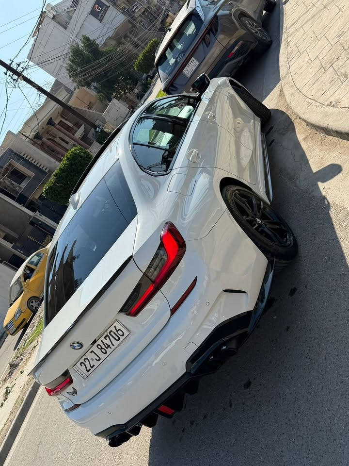 السلام عليكم للبيع BMW 330i M Package 2022 
داخل احمر فول مواصفات 1/1 ام بكج بلادية 

داخل احمر 
محرك 2.0 تون تيربو 
مضللة بالسنوية 

بصمة 
انارة ديناميك تفاعليه 
صندوك بالرجل 
دركة M 
رادار امامي رادار خلفي رادار جانبي 
حساس امامي خلفي 
كامرة دوارة 
انارة متغيرة 
كشنات كهرباء 
تدفئة ستيرن ومقاعد 
ماشية 39 الف 
بدون اي نقص جاهزة وجديدة جدا 
رقم اربيل باسمي سنوية وهزة جديد عنواني بغداد 
رايدة 248 ورقه ومجاله بسيط جداً ***********
