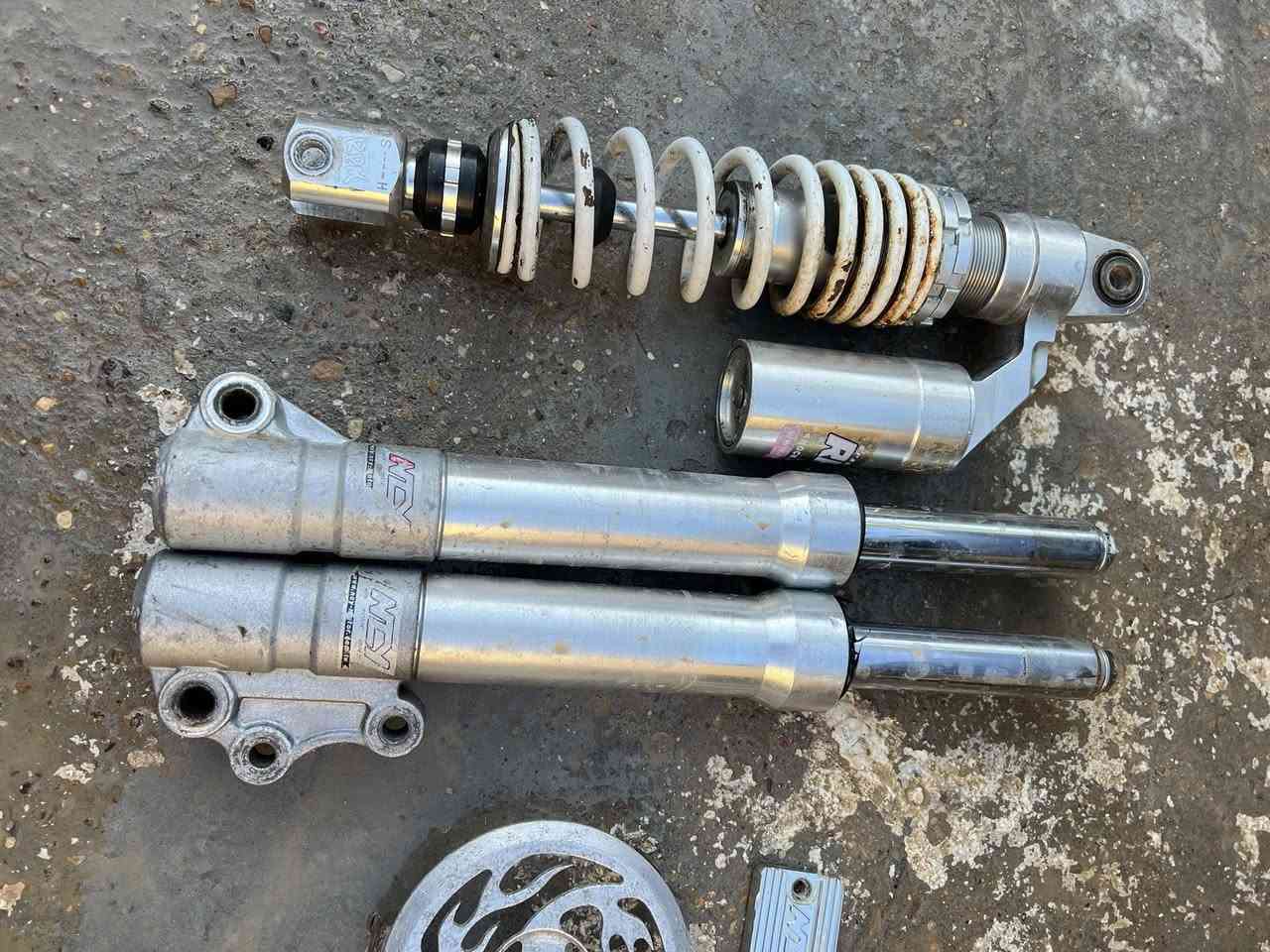 السلام عليكم عندي سيت نيكل لبيع كامل اوقطع كلشي وسعره ويدات مال شمعه كوسو وجوين جيسو وقبق بانزين رياضي دي كي ار ما ارد على التعليقات اتصال ***********  مكاني جسر ديالى الجديد توصيل كل العراق موجود
