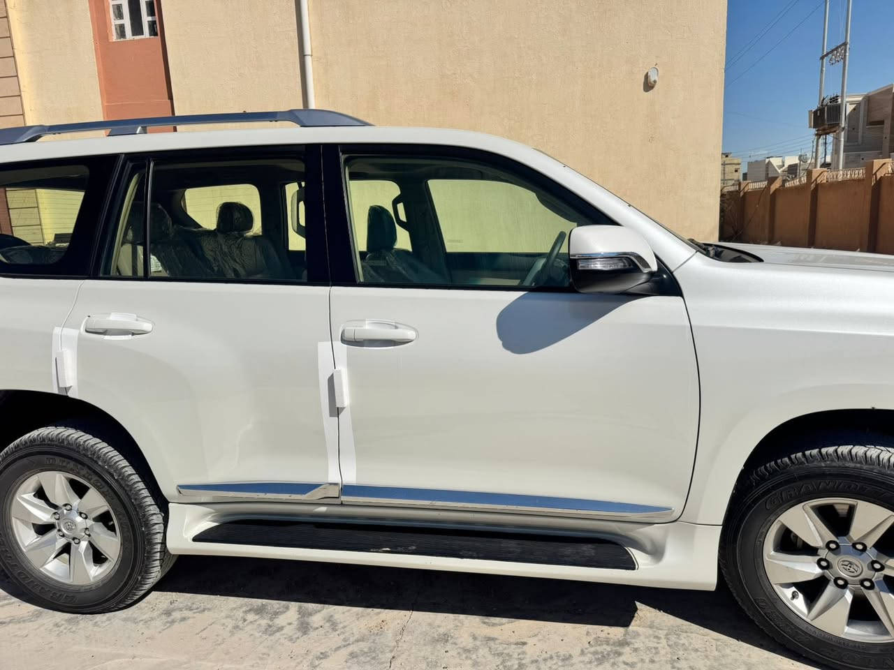 السلام عليكم ورحمة الله للبيع تيوتا برادو خليجي موديل 2019 مواصفات TXS ماشيه 90 الف تخم تاير دلوب مكفوله كفاله عامه لا بارد ولا صبغ رقم بغداد الجديد كشنات كهرباء كشنات جلد مري شفط بصمات ثنين وياها محرك 6 سلندر 7 راكب 3 قطع تبريد ثلاجه ماممدود عليها سبانه من الشركه ساز باب اول زراك لايت حساسات كامره اصليه لايت زينون عالي وناصي سعرها 393 وبيها مجال للشراي سياره مال جنيه مكانها بالرمادي الشراي يتصل 
***********
