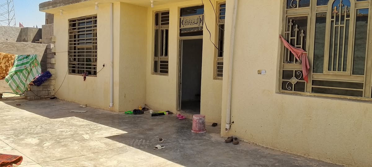 دار للبيع مساحته 600متر نظيف بناء حديث 🟦 يحتوي على اربع غرف نوم وهول كبير جداً ومطبخ واستقبال 12×4 وصحيات داخلية وخارجية وگراچ كبير 🟥
⬅️مبني من البلوك 
⬅️السقف صب كونكريت🟦 
⬅️الارضية صب🟥
العنوان //كوت ــحي الحكيم الاولى مقابيل الحولي قرب الجسر الحولي🟦
السعر//60مليون قابل للتفاوض 🟥
للاستفسار الاتصال على الارقام التاليه ⬇️⬇️
☎️☎️***********☎️☎️
☎️☎️***********☎️☎️
مكتب دلالية اهل الديرة للعقار 🏨🏨🏨
