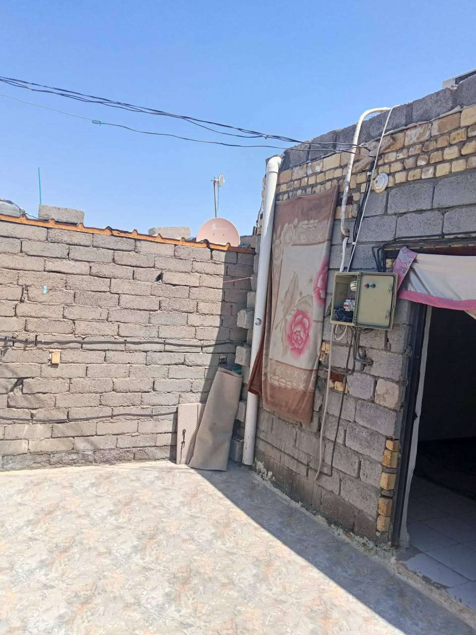 السلام عليكم بيت تجاوز حي اريدو قرب مستفى المعوقين المساحه 190متر يتكون من دوأنيه وصاله ومطبخ وغرفه ومنور وحمامات كله اعكاده ومخمر وبورسلين لبيت كله ماعده لوجهيه ماملبوخه +بي رقم تعويض رسمي عله اي حال وهذا رقم التصال ***********
