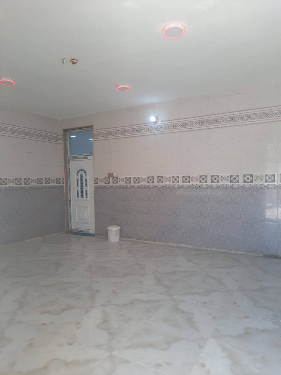 السلام عليكم دار للبيع المساحه 300 متر طابو زراعي بأسمي تحويل مباشر الموقع يبعد عن الشارع العام حله بغداد 100 متر بفرع مرطبات باريست البيت يتكون من صاله كبيره + استقبال 10*4 + غرفتين نوم 5*5 + مطبخ 6*5 + صحيات داخليه و خارجيه بناء طابوق سنة البناء 2017 كونكريت مسلح شارع تبليط مع خدمات ماء + كهرباء + مولد شارع بيع مستعجل للاتصال على الرقم 
***********
