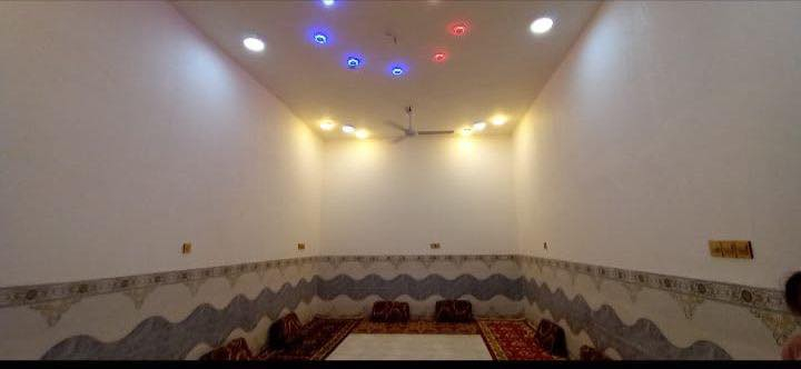 بيت بسوق الشيوخ بحي الشموع خلف شارع 30 زراعي 
مساحه 380 بناء البيت 200 حديقه 180
واجه الكليه 18 واجهه البيت 10 حديقه 8
تفاصيل البيت 
غرف 2 // 4500// 6 /
صاله 9 متار 
ديوانيه 8 متار 
مطبخ 5/5
صب كونكريت طابوك
عنوان المكتب // الشموع مقابيل مدينه العاب الشنون مكتب المستقبل للعقار قرب صيدليه انمار راشد 🏠
رقم الهاتف للاستفسار ***********
