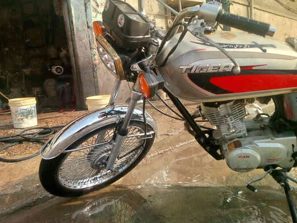 السلام عليكم دراجه اربعه كير دراجه خير من الله صاروخ شلعه معدل مكاني شارع حيفا *********** السعر 425 بيها مجال حك الجيه موديل 20 محرك اخرس صور مالتها واني ملابسها تلبيسات
