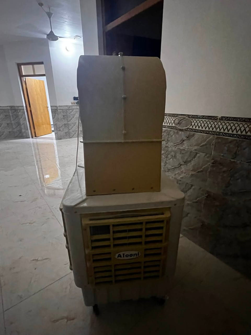 كونفيره حجم وسط للبيع 
مستعمله اسبوع فقط !!
شرط الفحص 
سعرها اشتريتها ٢٧٠ الف جديد رايدها ب٢٤٠ مستعمله اسبوع
تواصل على الرقم اسرع ***********
