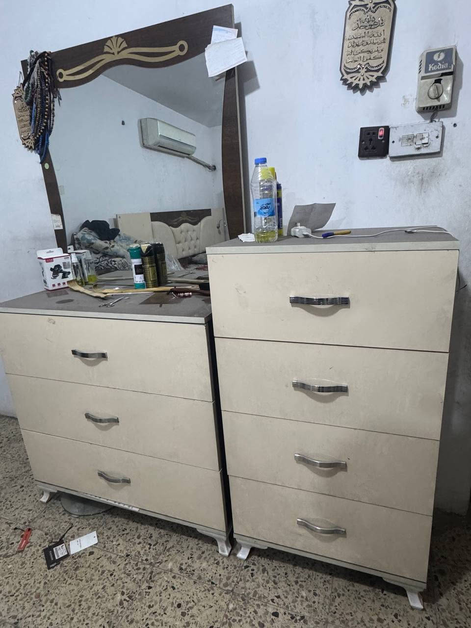 عندي اثاث مال بيت واريد انتقل ميكفي ببيتي الجديد فعارضها بهالاسعار وبيها مجال بسيط للي ياخذهم كلهم سوه

القنفات عدد ٣ سعر ٣٥٠ الف
غرفه نوم تركيه  الي لونها بيجي سعر ٤٠٠ الف
كنتور وردي مال بنات سعر ٥٠ الف
كنتور اسود صاج سعر ١٥٠ الف 
عنوان بغداد السيديه 
تواصل مع الرقم ***********
