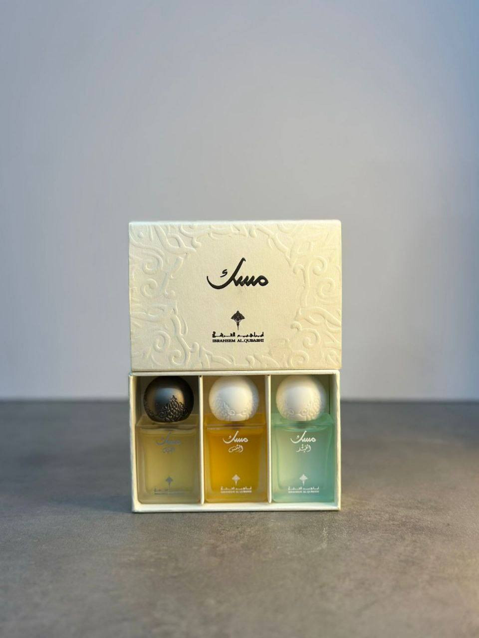 بوكس عطور مسك الشمس 
من إبراهيم القرشي

ثلاث نفحات من السحر والعراقة، في علبة واحدة أنيقة تعكس فخامة العطور الشرقية.
📦 المجموعة تحتوي على :
مسك الشمس : دفء وإشراقة بنفحات البرتقال والهيل والفانيليا.
مسك القمر : غموض ناعم ولمسة زهرية فاخرة تتناغم مع البخور والمسك.
مسك الليل : سكون المساء وهدوءه يتجسد في نفحات اللافندر والتونكا والفانيليا.
💫 حجم كل عطر : 10 مل – مثالي للتجربة أو كهدية راقية
💫 روائح ثابتة وفواحة مناسبة للرجال والنساء
🎁 تصميم أنيق يناسب جميع الأذواق🥹💞
ماستر طبق الأصـل ✅


**إذا كنت صاحب هذا الإعلان وتريد حذفه لأي سبب، رجاءا أرسل رسالة إلى الدعم الفني**