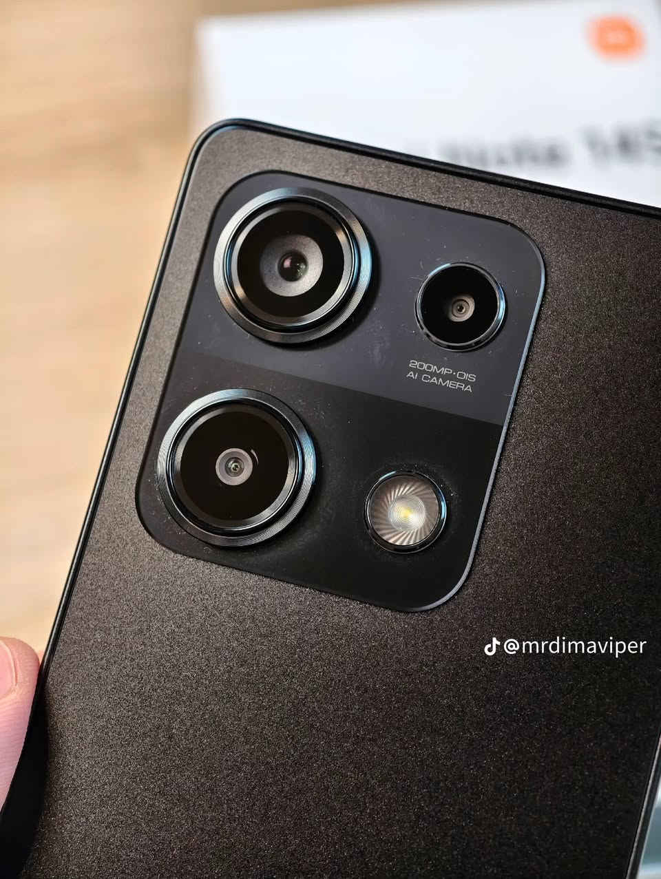 هاتف Xiaomi Redmi Note 14S هو هاتف اقتصادي بمواصفات قوية تركز على الكاميرا والبطارية. إليك الخلاصة باختصار:
مراوس ايفون الشاشة: AMOLED بمقاس 6.67 إنش، بدقة FHD+، ومعدل تحديث سلس 120Hz، محمية بزجاج Gorilla Glass 5.
الكاميرا الأساسية: بدقة عملاقة تصل إلى 200 ميجابكسل مع مثبت بصري (OIS) لصور ثابتة وواضحة.
المعالج: MediaTek Helio G99 Ultra (معالج ممتاز للمهام اليومية والألعاب الخفيفة لكنه يدعم شبكات 4G فقط).
البطارية والشحن: بسعة 5000 مللي أمبير، وتدعم الشحن السريع بقوة 67 واط.
المميزات الإضافية: مقاوم لقطرات الماء والغبار بمعيار IP64، ويأتي بنظام Android 15 مع واجهة HyperOS.
هاتف Xiaomi Redmi Note 14S هو هاتف اقتصادي


**إذا كنت صاحب هذا الإعلان وتريد حذفه لأي سبب، رجاءا أرسل رسالة إلى الدعم الفني**