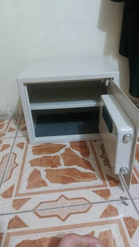 قاصه للبيع مثل ما موضح بل صور تحتوي على مفتاح وارقام الكترونيه طولها 3...