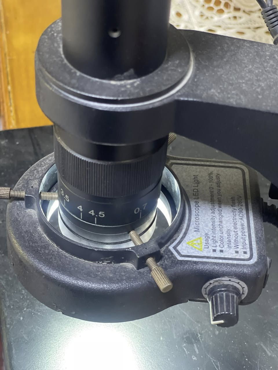 مجهر رقمي احترافي (Digital Microscope) مع شاشة وكاميرا HD - بحالة ممتازة
المواصفات الفنية (حسب الصور):
• نوع الجهاز: مجهر إلكتروني مخصص لأعمال الصيانة الدقيقة (صيانة موبايلات، بوردات، ساعات).
• نظام الإضاءة: مزود بحلقة إضاءة LED (Microscope LED Light) مع إمكانية التحكم بحدة السطوع من 0% إلى 100%.
• الكاميرا: كاميرا رقمية عالية الدقة (HD Digital Camera) مثبتة في الأعلى لنقل الصورة مباشرة.
• العدسة: عدسة تقريب (Zoom Lens) مع خيارات ضبط متعددة تبدأ من 0.7x.
• الشاشة: يأتي مع شاشة عرض LCD مدمجة مثبتة على حامل جانبي لمتابعة العمل بوضوح.
• القاعدة والحامل: قاعدة معدنية متينة وثقيلة لضمان الثبات، مع حامل (Stand) قابل للتعديل عمودياً وأفقياً للتحكم في ارتفاع وزاوية الرؤية.
• الكهرباء: يدعم فولتية واسعة من AC90V إلى 260V، مما يجعله آمناً ضد تذبذب التيار.


**إذا كنت صاحب هذا الإعلان وتريد حذفه لأي سبب، رجاءا أرسل رسالة إلى الدعم الفني**