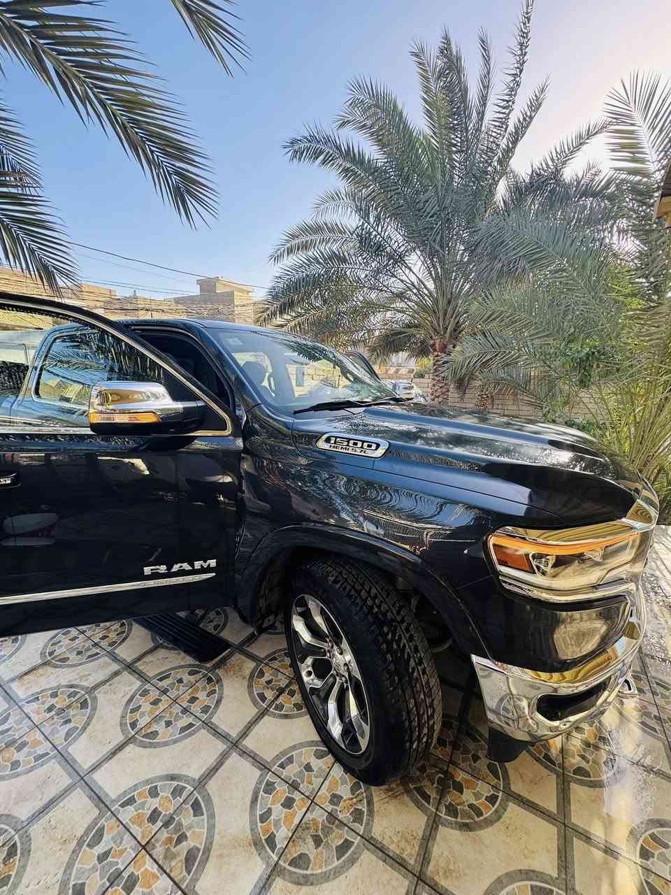 دودج رام خليجي مديل 2020 Long Horn بوكسات جانبيه
خليجي وكاله هارلم اعله فائه

محرك 5.7 Hemi
رقم بغداد مداور مباشر

ماشيه 80 الف كيلو متر
مكفوله كفاله عامه 
فول مواصفات معروفه Long Horn

فتحه سقف كامله
دفع رباعي 3 وضعيات 

دوسات كهرباء 
بوكسات جانبيه

شاشه تسلا كبيره 

رادار 6 عدسات امامي وخلفي 
5 كامرات محيطه

كشنات تبريد تدفئه أمامي خلفي 
تشغيل عن بعد 

السعر/ 425
مكان السياره كربلاء
***********
***********
