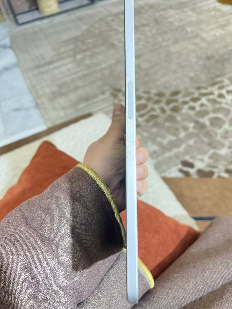 إعلان بيع: 
(مستعمل - بحالة ممتازة)

أبيع iPad Pro 11 الجيل الثاني (موديل 2020) بحالة شبه جديدة، تم استخدامه بشكل أساسي للعب PUBG Mobile فقط. الجهاز سريع جدًا ولا يزال يعمل كالجديد تمامًا، وهو الخيار الأمثل للمهتمين بالألعاب أو الأعمال اليومية بسلاسة عالية.

---

✅ أبرز المميزات (نقاط البيع)

· ✅ أداء متفوق للغاية: مزود بمعالج Apple A12Z Bionic وذاكرة عشوائية 6 جيجابابايت — تؤمن أداءً سلسًا للغاية في جميع التطبيقات وخصوصًا الألعاب الثقيلة مثل ببجي على أعلى الإعدادات.
· ✅ شاشة استثنائية للاعبين: شاشة Liquid Retina مقاس 11 بوصة مع تقنية ProMotion (معدل تحديث 120 هرتز). هذه الميزة تحسن تجربة اللعب بشكل كبير، حيث تجعل الحركة أكثر سلاسة وتقلل من التشويش البصري، مما قد يمنحك تفوقًا في اللعبة.
· ✅ في حالة فنية ممتازة: الجهاز نظيف جدًا، لا يحتوي على خدوش أو صدمات أو كسور.
· ✅ الحماية الأصلية: تم تركيب شاشة حماية ضد الكسر (أصلية) منذ اليوم الأول للحفاظ على الشاشة الأساسية.
· ✅ ملحقات أصلية: السعر يشمل الشاحن الأصلي (الطوب) والكابل الأصلي من Apple.
· ✅ التخزين: سعة تخزين 128 جيجابابايت مناسبة لتثبيت العديد من الألعاب والتطبيقات.

---

📱 المواصفات الفنية الرئيسية

· الموديل: iPad Pro 11-inch (الجيل الثاني)
· سنة الإصدار: 2020
· سعة التخزين: 128 جيجابابايت
· الشاشة: 11 بوصة، Liquid Retina، بدقة 2388 × 1668 بكسل، بتقنية ProMotion (120 هرتز).
· المعالج: A12Z Bionic Chip
· الذاكرة العشوائية (RAM): 6 جيجابابايت
· البطارية: صحتها جيدة جدًا، وتدوم ليوم كامل مع الاستخدام العادي.
· نظام التشغيل: iPadOS (محدث لأحدث إصدار متوافق).

---

🎮 لماذا يعتبر هذا الجهاز مثاليًا للاعبين؟

تم استخدام هذا الجهاز أساسًا للعب PUBG Mobile، وقد تميز بالتالي:

1. الأداء: تشغيل اللعبة على إعدادات HD أو HDR مع معدل إطارات عالٍ (High Frame Rate) كان سلسًا تمامًا بدون أي تقطيع.
2. دقة الاستجابة: شاشة الـ 120 هرتز تستجيب فورًا للمسات، وهو أمر بالغ الأهمية في الألعاب التنافسية.
3. الصوت: نظام المكبرات الرباعية يعطي تج صوتيًا غنيًا، ويساعد في تحديد اتجاه الأصوات بدقة داخل اللعبة.

---

📦 المحتويات

· iPad Pro 11 (الجهاز نفسه).
· الشاحن الأصلي (الطوب) من Apple.
· كابل الشحن الأصلي من Apple (USB-C).

---

🔎 ملاحظة أخيرة

الجهاز تم الاعتناء به بشكل ممتاز. سبب البيع هو الترقية إلى موديل أحدث  .
 السعر ٦٠٠ الف
للاستفسار :
اتصال او واتساب

***********
