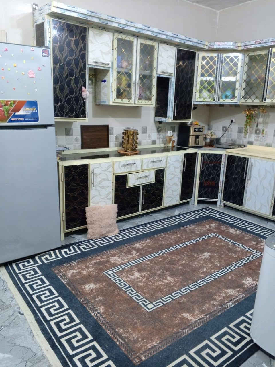 معروض لدينا للبيع 
دار سكني خلفي 100م بناء نظيف 
مكون من غرفه وصاله ومطبخ واستقبال  صحيات
الطابق الثاني غرفه واحده كبيره
الصالحية قرب قاهر الاسعار 
السعر 120 مع المجال ، للإستفسار 📞
*********** او مراجعة المكتب ، متوفر واتساب
