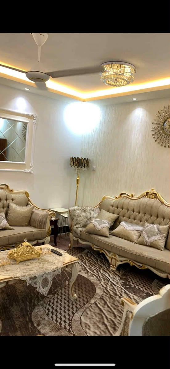 اللهم صلي على محمد وآل محمد 

يعلن مكتب عقارات البياتي 

عن دار للبيع طابقين نضيف جدا موقع مميز 

المساحه 200م طابو زراعي سند 25

الموقع لبكرلي الاولى قرب مدرسه البحتري 

يحتوي علئ غرفه نوم عدد4  وكلدور واستقبال ومطبخ ومجمعات صحيه 

السعر  230 وقابل للتفاوض
للاستفسار مراجعة مكتب عقارات البياتي في موقف دانه مقابل أبو توحه أو لاتصال ***********
