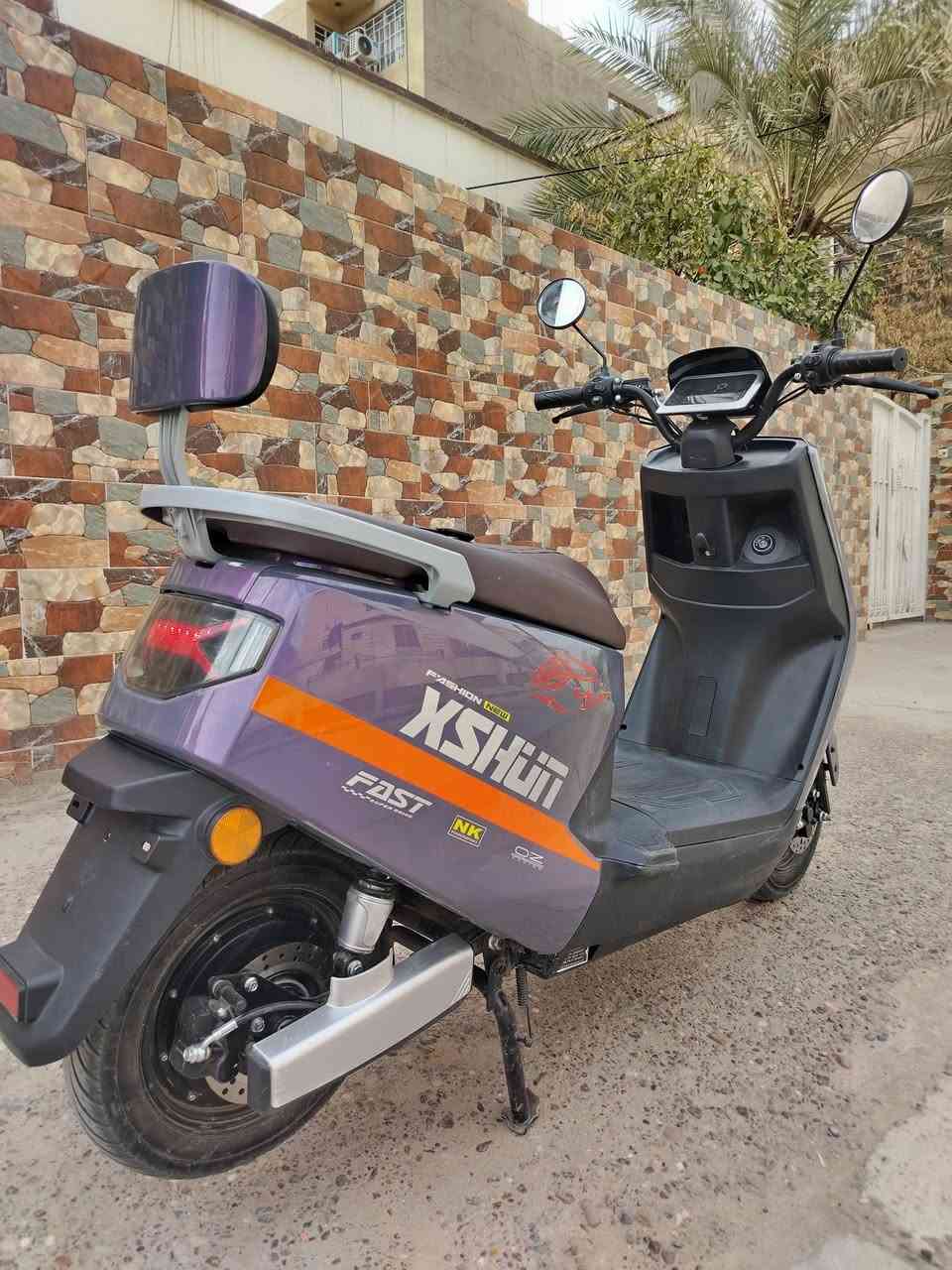 السلام عليكم دراجه شحن سكنس لون مميز استخدام قليل ماشيه ٧٠٠ فقط يعني حالها حال الزيرو تجي فول مواصفات..
ملف 1500.
بطاريات كبار دبل عدد 6.
تمشيك مسافه بحدود ٥٠ كم.
مكاني جادريه.
السعر ٦٥٠ الف مع هديه خوذه وجادر. 
***********
