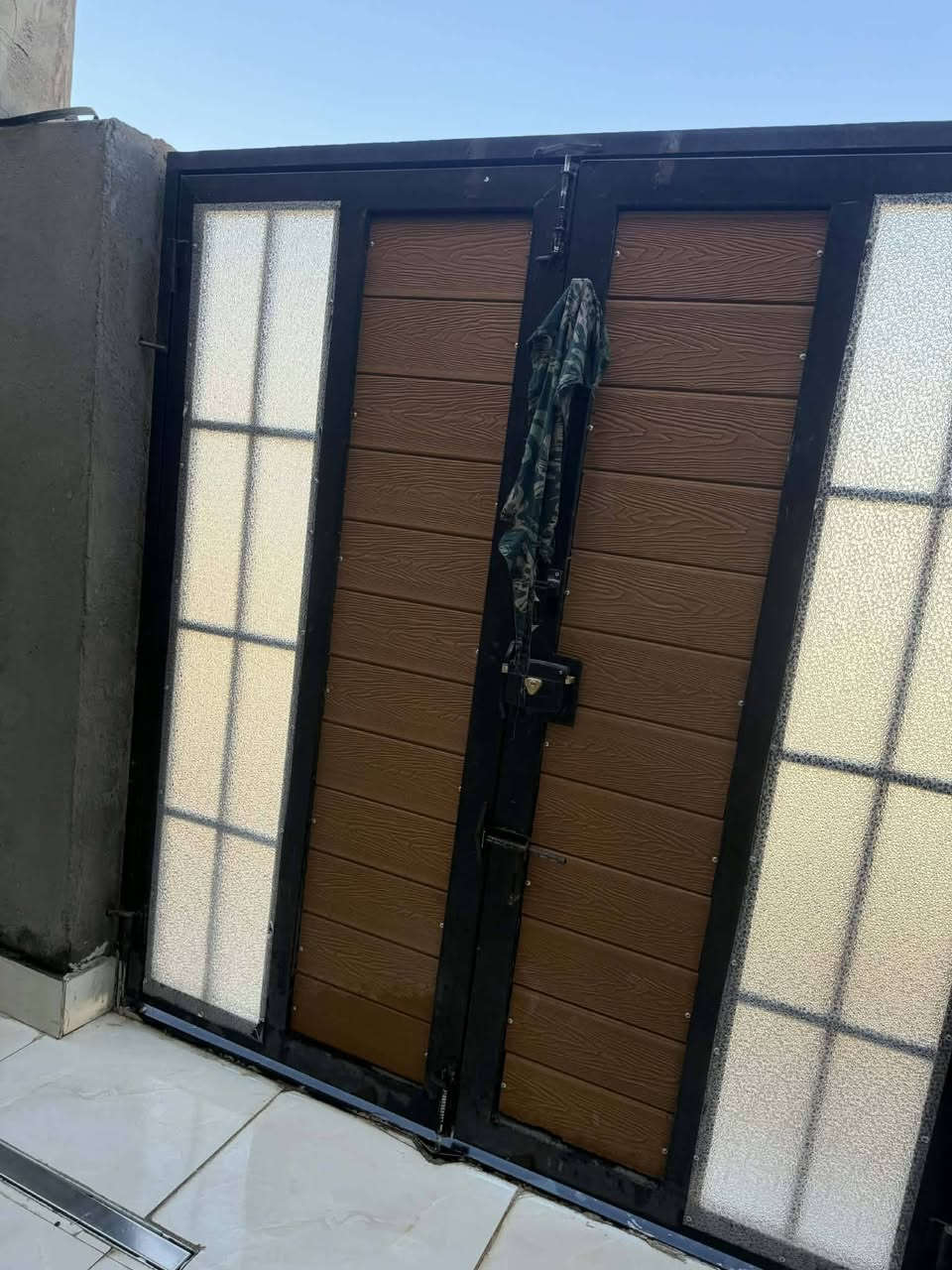 بيت حديث بمساحة 130متر سند25 اقرار محكمه مباشر بأسم المشتري يبعد عن الامام 5كيلو طابق واحد يحتوي ع غرفتين نوم مع صاله واستقبال ومطبخ ومجاميع صحيه عدد 2-- في الحسينيه شارع السيده زينب عمود77 قرب اسالة الماء بسعر95 للاستفسار ***********
