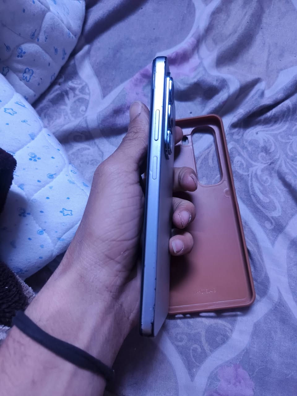 سلام عليكم عندي هذا تلفون اريد اراوسه بايفون تلفون جديد ايفون حسب لقناعه
***********متواجد بس واتساب ورصيد عل خاص ما متواجت
