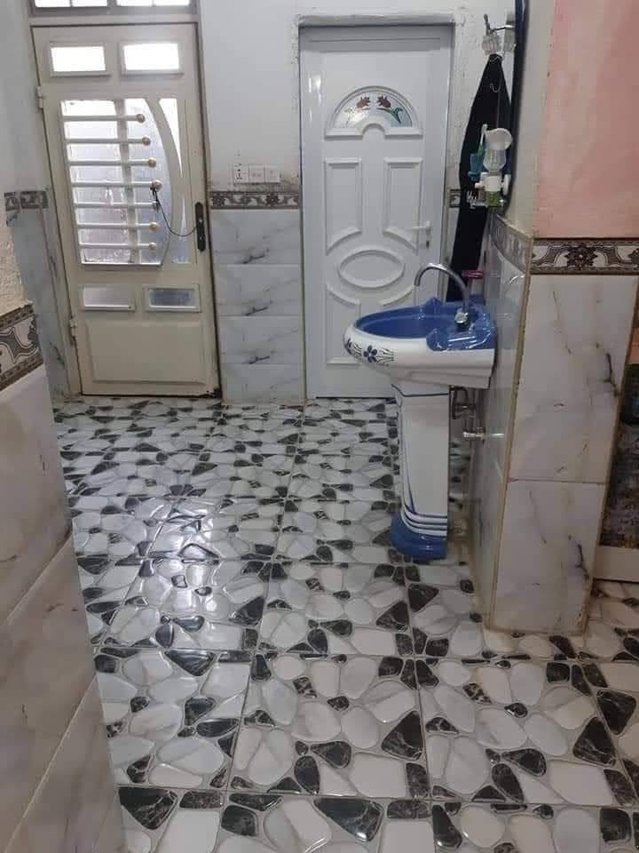 سلام عليكم
البيت البيع طابو صرف 
مساحه ((200))متر حي موظفين قرب سايدن جدد
البيت طابق ونص كله مسلح 
يحتوي طابق اول على
استقبال 
وصاله 
ومطبخ 
وغرفتين نوم 
وصحيات داخليه 
وصحيات خارجيه ومناور
طابق ثاني 
غرفتين نوم وصاله وصحيات كامله 
كل خدمات موجوده
سعر ((160))وبي مجال 
استفسار اتصل 
((***********))((***********))
اخوكم أبو عراق...
