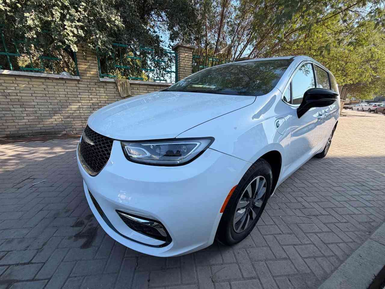 كرايسلر باسفيكا 2024 CHRYSLER PACIFICA HYBRID 
السعر ب235$ 🔥 سعر بلاش منفيس باسمي ✅
رقم مجاني معفي بدون رسوم يكلف 200 الف فقط 🔥

الحادث كما موضح بالصور … فقط بنيد مبدل نفس اللون ..
بدون دواخل مكفولة من اللغد والشواصي ..
صور الحادث بالمنشور ..

ثلاث أنظمة - هايبرد - بانزين - بلك ان .

#مواصفات تورنك L فول تجي عدا الفتحة :

1- بصمة تشغيل وابواب بصمة 5
2- هاند بريك بصمة كهربائي
3- محرك 6 سلندر 3600 هايبرد وبانزين بلك ان
4- هيترات بالكشنات
5- رادر امامي وجانبي 
6- بيبان كهرباء ( تحكم ريمونت ) وبصمة أبواب 
7- صندوق كهرباء شفط بصمة 
8- رادار امامي خلفي بريك ذاتي توقف مانع تصادم
9- كشنات جلد VIP منفصل 7 راكب
10- مانع انزلاق 
 11- كشن خزن ميموري حركات 2
12- لايت لد الشكل الجديد 
13- تنبيه الخروج عن المسار 
14- تبريد مركزي ثلاثة قطع منفصل
15- تدفئه كراسي وستيرن تدفئة
16- تحكم استيرن فول 
17- اشاير بالمري وهيترات بالمري
18- تشغيل عن بعد 
19- كير ماوس 
20- مثبت سرعة 
21- منافذ USB و TiBC متعددة خلفية وامامية
22- حاكيات متعددة

سعر مناسب جداً بلاش 🔥 235$ ✅ 235$ ✅ 
السيارة جاهزة من كلشي مابيها اي نقص شغل واطلع ✅

مكاني الاعظمية للاستفسار اتصل ***********
‏‭ بغداد, العراق
