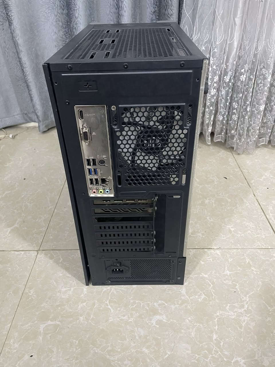 السلام عليكم 
حاسبة pc للبيع 
مواصفاتهاا الصورة السودة 
مع كيبورد ميكانيكي ويدة تحكم احترافية من كيم سير وسبيكر ( دي جي ) واشتراك حساب كيم باس بريميوم صالح لحد يوم 6/29 مع ماوس باد  
ومع هارد hhd 1 تيرا اكو مشكلة صغيرة الحاسبة تشتغل ع رام واحد فقط سعر الرام 80 الف وكلشي يجيك بالكارتونة مالتة 
السعر 600 الف قفل وتجيك الطلبية لحد باب بيتك 
للاتصال ع الرقم التالي / ***********
