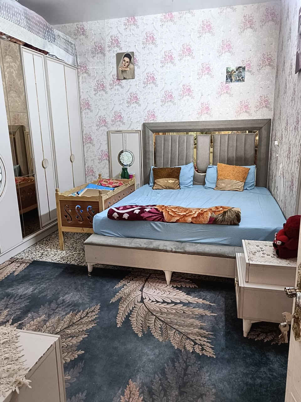 السلام عليكم 
نصف قطعه مربعه قطاع32خلف جامع الحكمه فرع عريض 
طابقين استقبال وثلاث غرف صاله+صحيات طابقين 
للا ستفسار اتصال ***********
