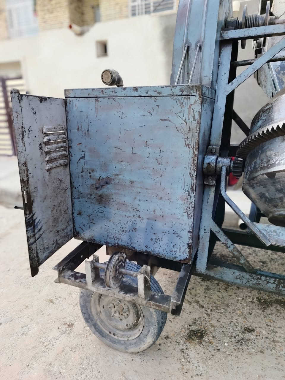 خباطه للبيع باب أول مصريه ***********
