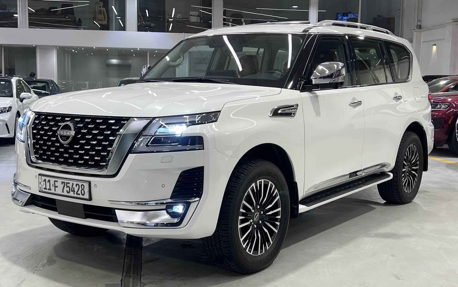 نيسان باترول بلاتينيوم وكالة السور V6
فول اعلى مواصفات محرك ستة سلندر 
ماشية  13000 الف كيلو
رقم بغداد
صبغ قليل بالجاملغ الخلفي فقط
العنوان بغداد نفق الشرطة
السعر 520$
***********
