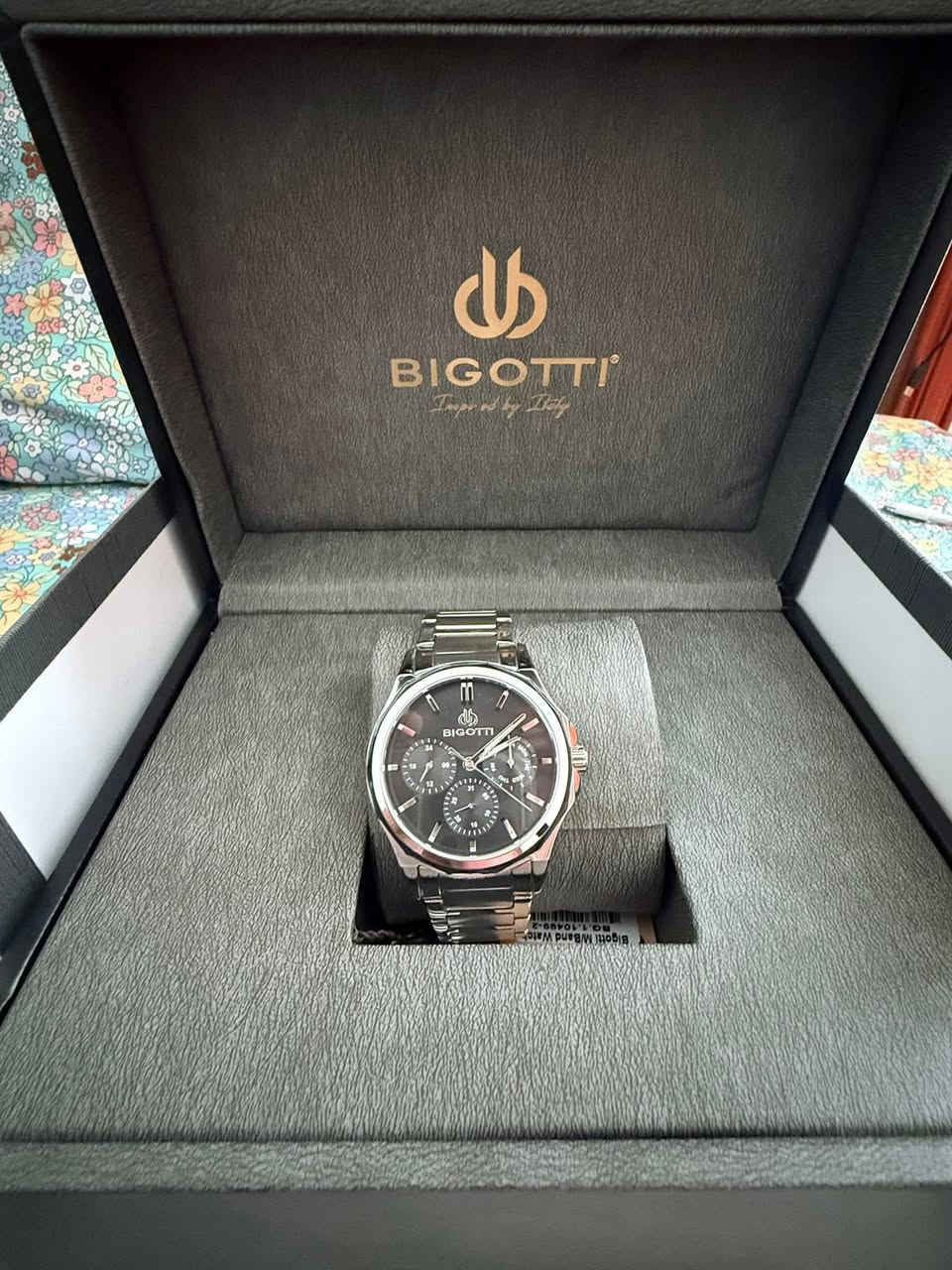 السلام عليكم ورحمه الله وبركاته 
ساعه بيغوتي 
ماركه إيطاليه 
مكينه يابانيه اصلي 
طلا ثابت ظد الماء بعمق اكثر من 100 متر 
وزن 185غرام 
بكجها كامل 
الساعه ماخوذ منها فقط حلقتين 
غير مستعمله 
الساعه فول كوالتي مثل ماموضح كدامكم 
السعر 100 مع التوصيل وبيها مجال للشراي 
أتواجد خاص + واتساب ***********
يوجد توصيل كافه محافظات العراق ❤️
