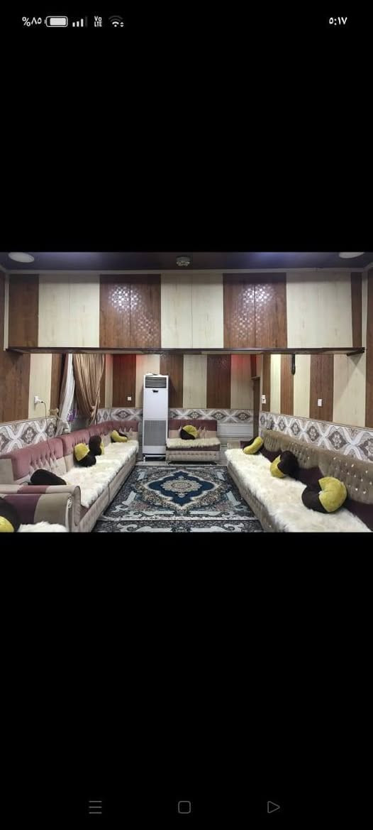 بيت طابقين للبيع في القبلة حي الشهداء قرب محطة الرحمات و السوق الكبير الجديد على شارع 10 متر  
مساحة البيت 216 متر 
يحتوي الطابق الارضي 
محل مواد غذائية 
و كراج 
و مناور 2 
صحيات2 
ديوان 
صالة 
مطبخ 
و غرفة منام 2
و يحتوي الطابق. الثاني 
غرف نوم 3 
مطبخ 
صالة 
صحيات 2 
و الطابق الثالث مخزن فقط 
السعر. 245مليون و قابل للتفاوض 
للاستفسار اكثر 
***********
