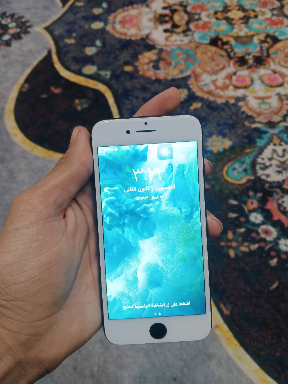 iPhone 7 للبيع. اللون أسود وبشوية خدوش عالظهر. الجهاز شغال بشكل جيد ويجي بدون أكسسورات.