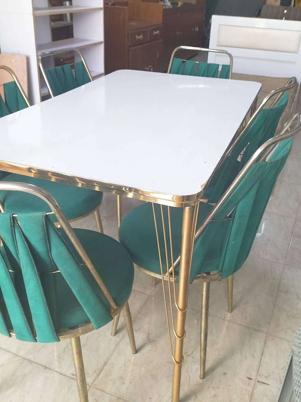 السلام عليكم ميز طعام مع 6كراسي  نضيف لوك مابي اي عيب لا كسر لا لحيم نضيف حيل للبيع سعر 80 وبي مجال مكاني كركوك كوباني اتصال على الرقم ( *********** ) #معرض الياقوت للأثاث والمواد المنزلية
