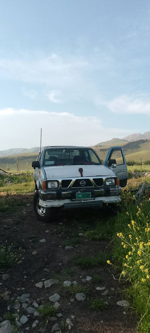 نیسان 
مۆدێل 1998
گێرو مە کینە ئەکسلی 2002
تەیقەو ڕەقە وکارەبای بەشەرت 
کتابی لەگەلایە بە شەرتی ئەوەلیات 
*********** حلبجة, السليمانية
