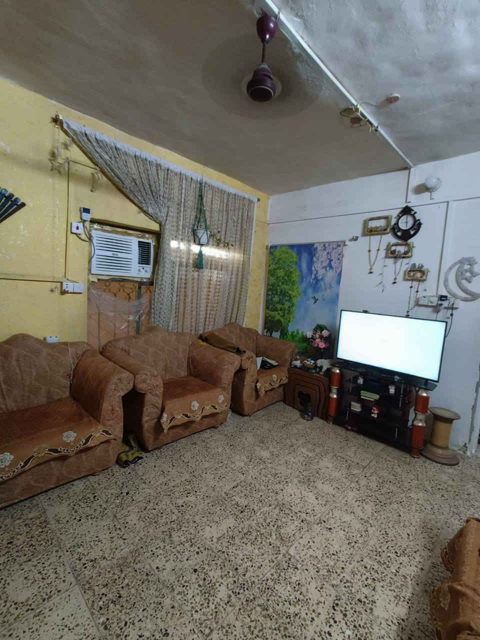 السلام عليكم اخوان خلفة صبغ وديكور وطلس وسحبات وترميم ومعالجه رطوبة وعوازل اسطح وصبغ وتطعيم واجهات  متفرغ عمل درجة اولى مكاني بغداد بالاعلام ***********
