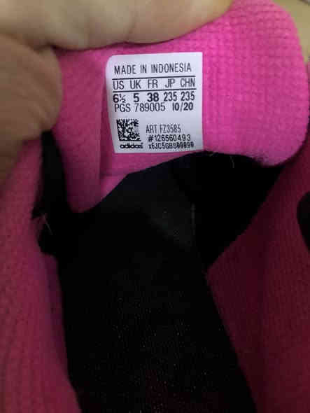 تريدين حذاء مريح بالمشي او بالوكفه حذاء باله اصلي اديداس نسائي مريح داخل قطن خارج جلاتين ومخمل وبلاستك 
قياس ٣٨ 
سعر ٣٥ والتوصيل مجاني 
***********
