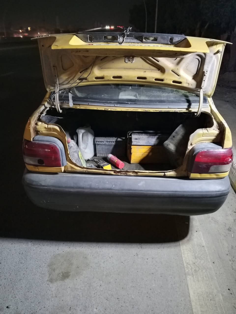 سلام عليكم 
موديل 12ابيع كوم حديد فقط بصمه 
محرك انقص كل 10ايام انقص ربع لتر
تخم تاير صدر امامي وخلفي جديد مشط مجفت 
مكاني مستل 
***********
غرامه عليه 400الف تنزل من سعره حسب انفاق سياره مال شغل
21وبيه مجال
