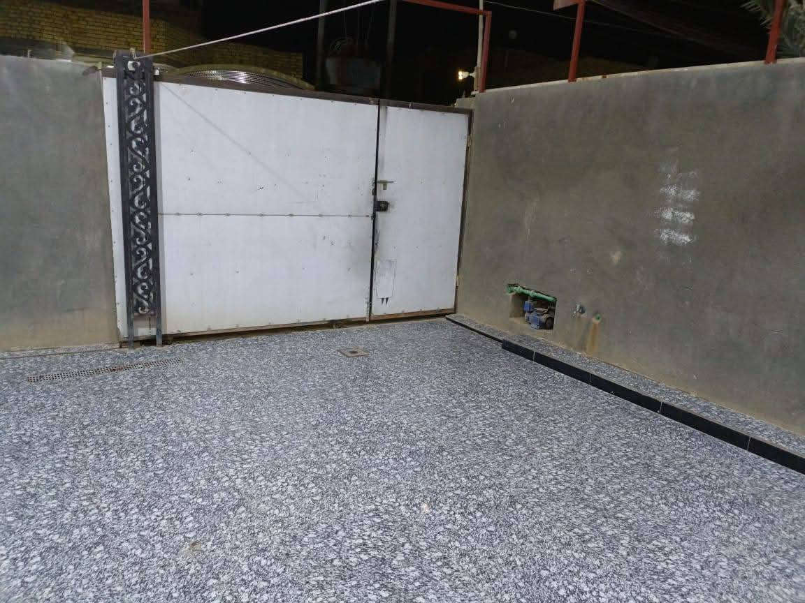 سلام عليكم بيت بحي السبل مساحه 200 طابقين البيت زراعي وبي وصل مال طابو خدمات ماء كهرباء ومجاري توهه شتغلو بيهه البيت يبعد عن الشارع الرايسي 500 متر بنزله الثانيه قرب صيدليت الرحمه البيت يتكون من ستقبال وصاله وخمس غرف وصحيات داخليه وخارجيه ومنور البيت صب كون كريت طابقين وبنيان جديد طابوك رقم صاحب البيت ‏‪0780 750 4570‬‏
